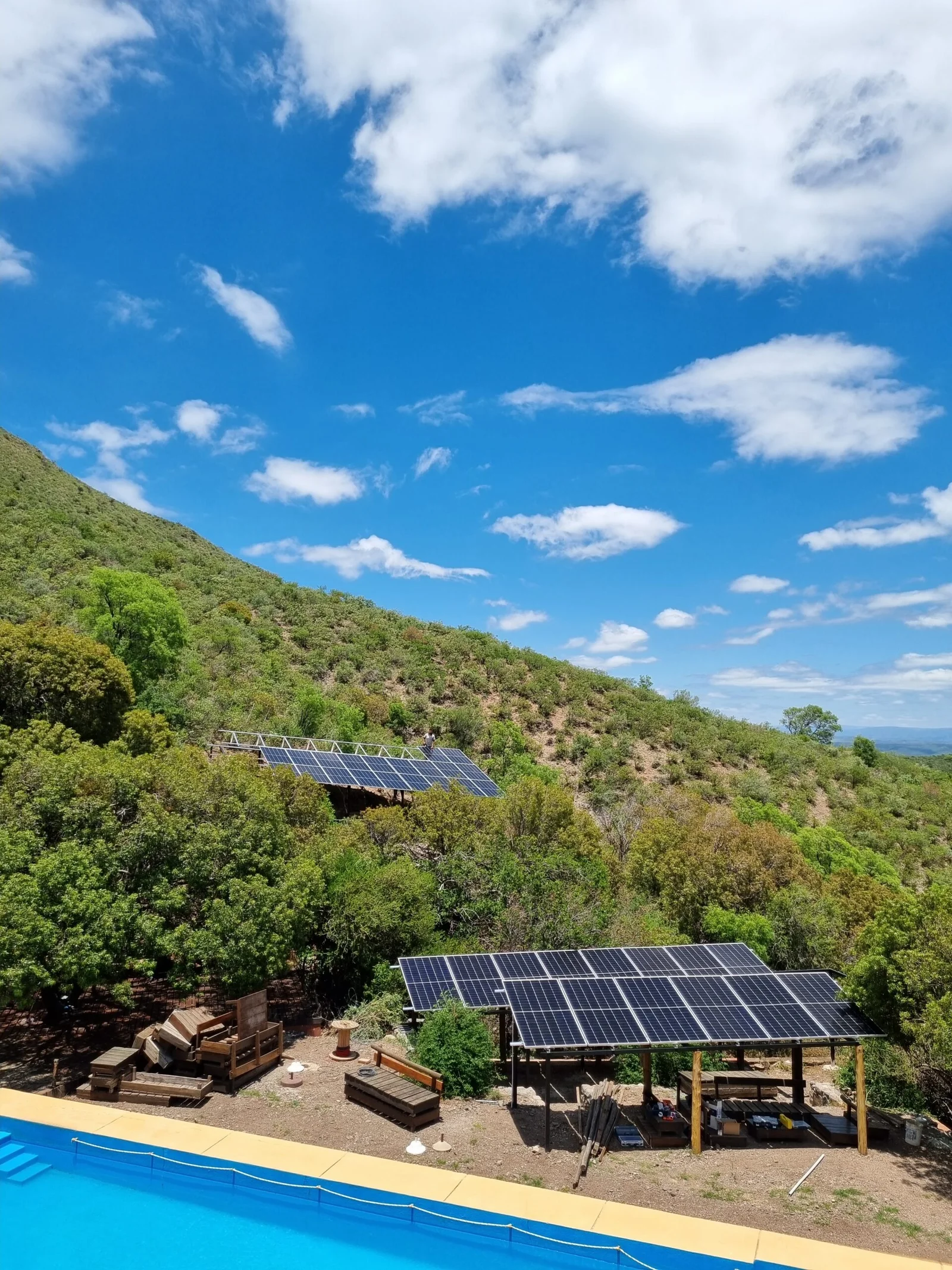 Sistema solar Off-Grid 32kW Complejo Agua de Los Palos Capilla del Monte